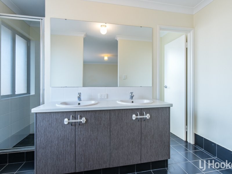 7 Mannhein Crescent, Piara Waters WA 6112