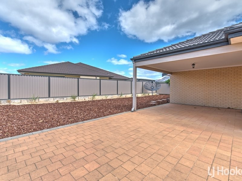 7 Mannhein Crescent, Piara Waters WA 6112