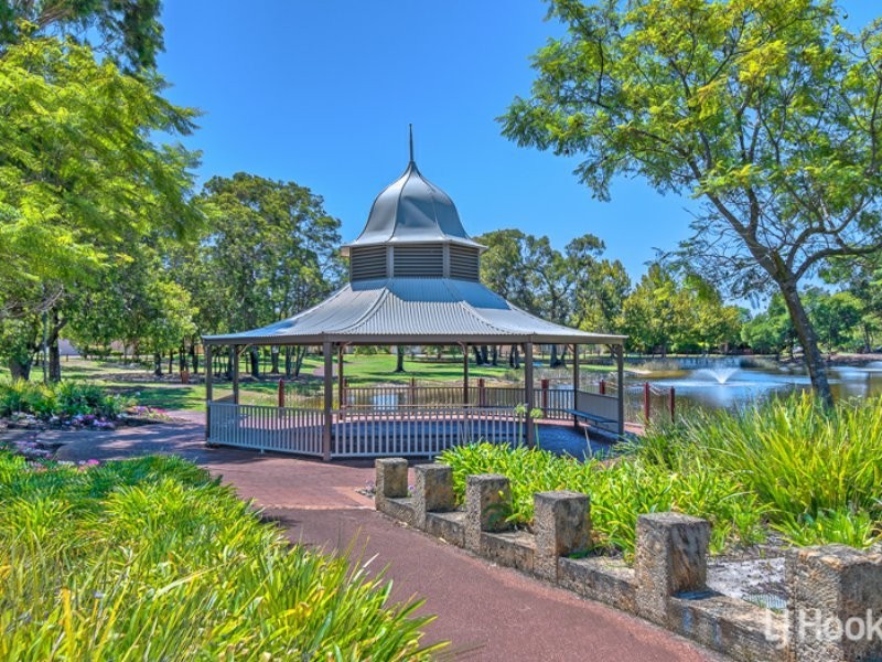 32 Chatsworth Gate, Canning Vale WA 6155