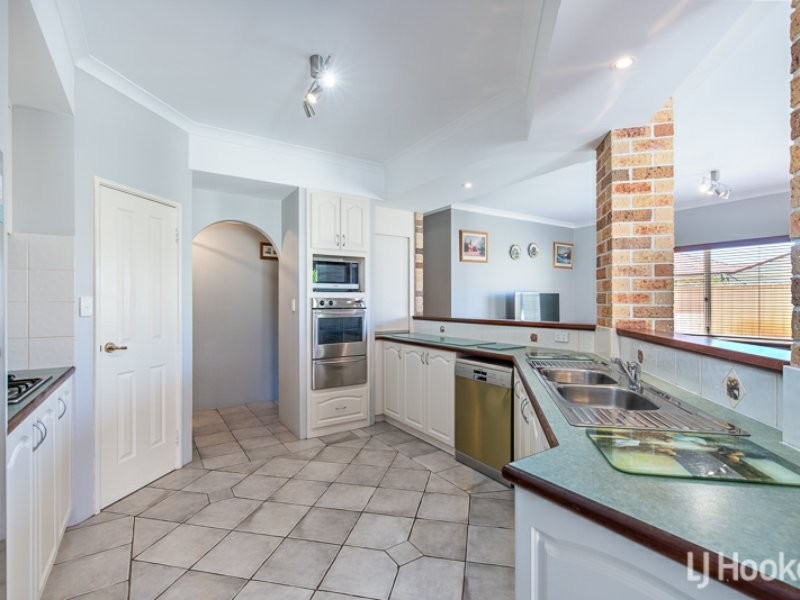 32 Chatsworth Gate, Canning Vale WA 6155