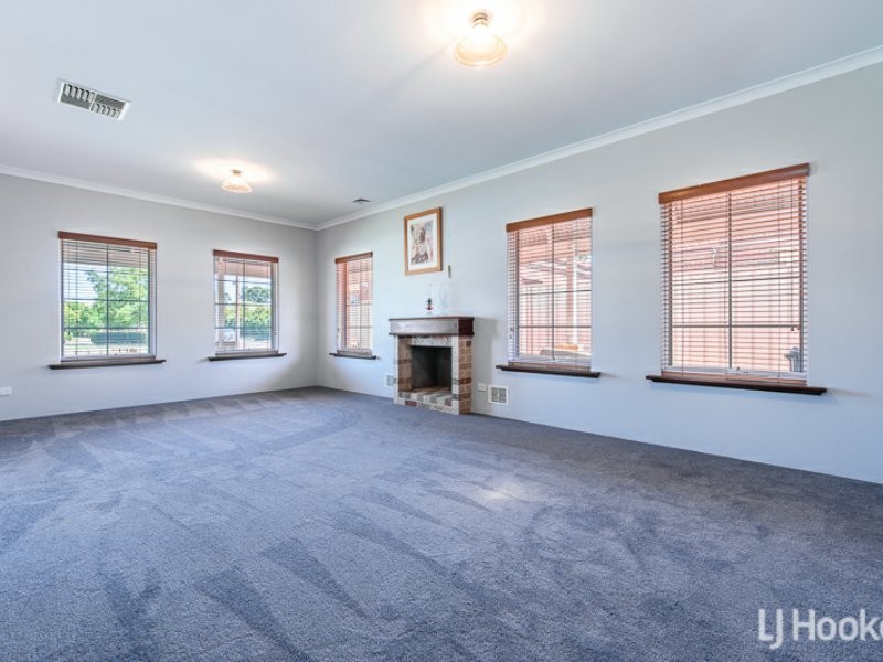 32 Chatsworth Gate, Canning Vale WA 6155