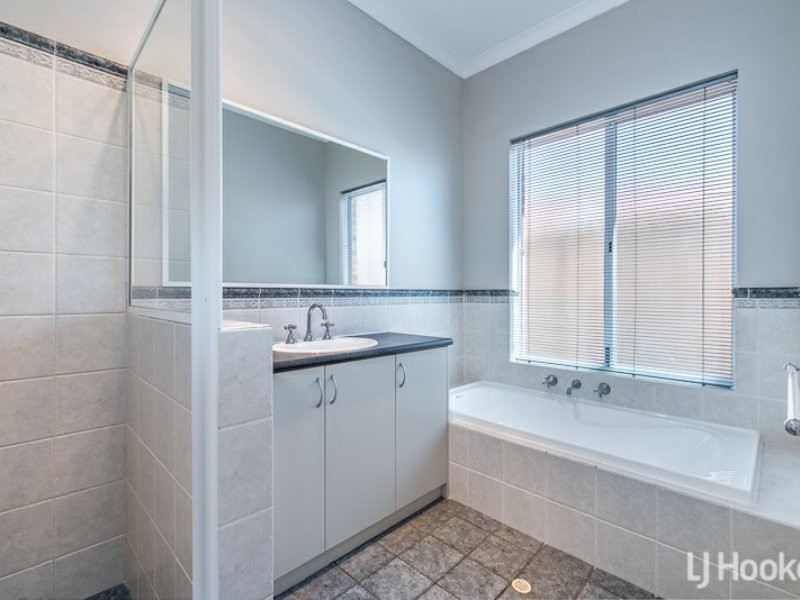 32 Chatsworth Gate, Canning Vale WA 6155