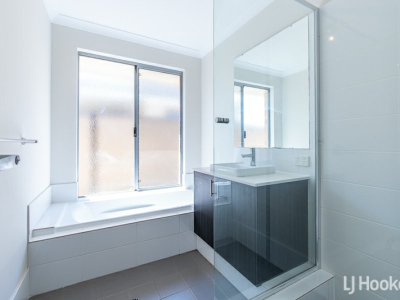 18 Petrona Crescent, Piara Waters WA 6112