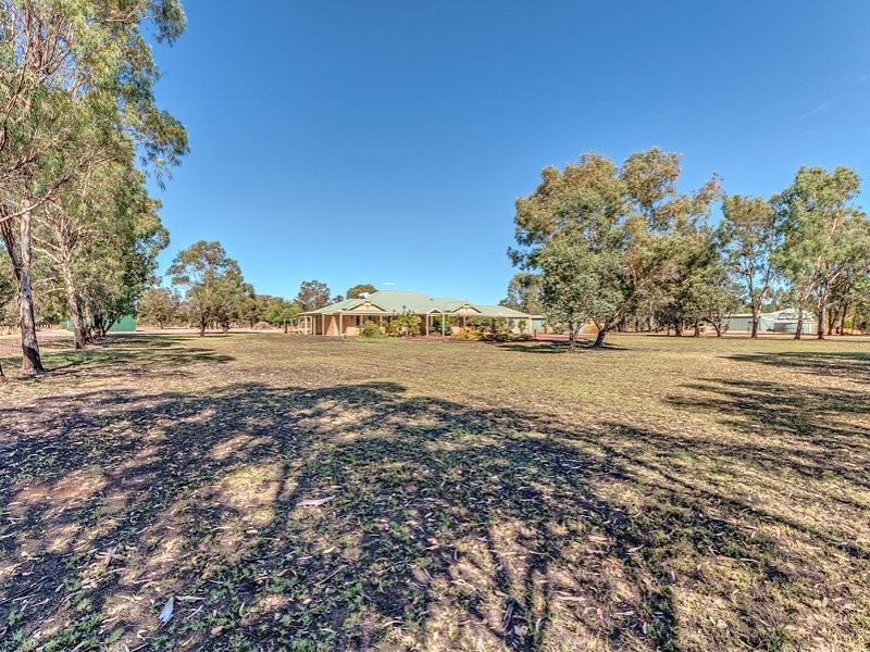 18 Meadows Way, Oakford WA 6121