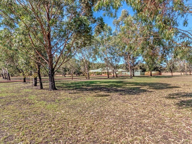 18 Meadows Way, Oakford WA 6121