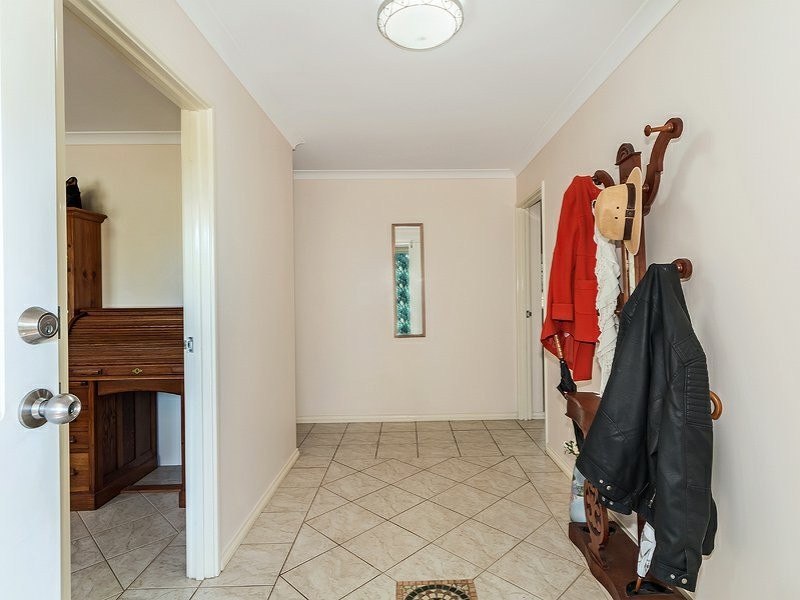 18 Meadows Way, Oakford WA 6121