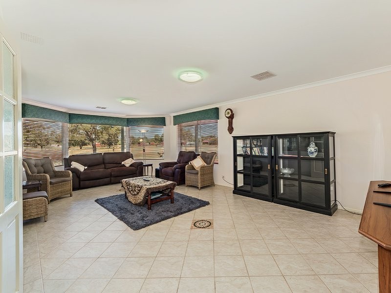 18 Meadows Way, Oakford WA 6121