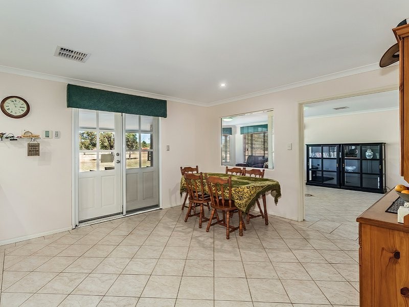 18 Meadows Way, Oakford WA 6121