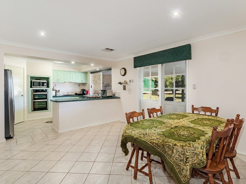 18 Meadows Way, Oakford WA 6121