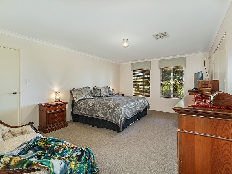 18 Meadows Way, Oakford WA 6121