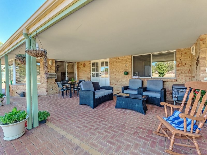18 Meadows Way, Oakford WA 6121