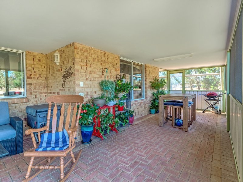 18 Meadows Way, Oakford WA 6121
