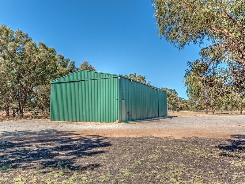 18 Meadows Way, Oakford WA 6121
