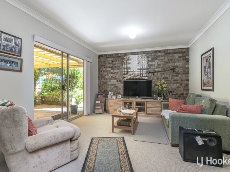 18 Honeysuckle Place, Thornlie WA 6108