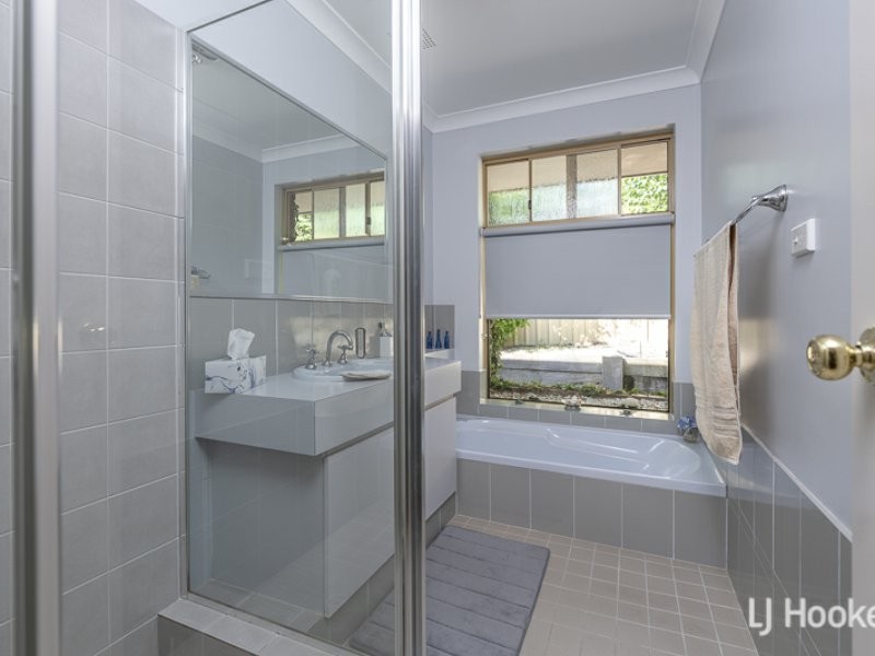 18 Honeysuckle Place, Thornlie WA 6108
