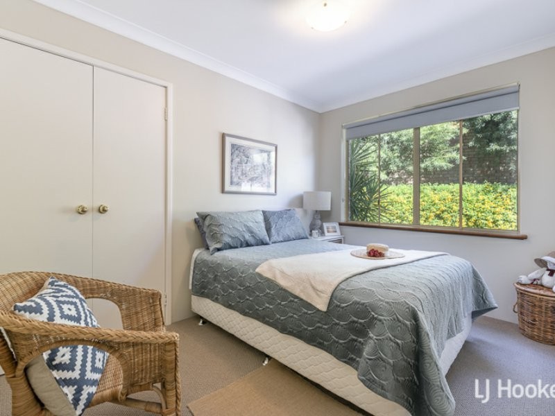 18 Honeysuckle Place, Thornlie WA 6108