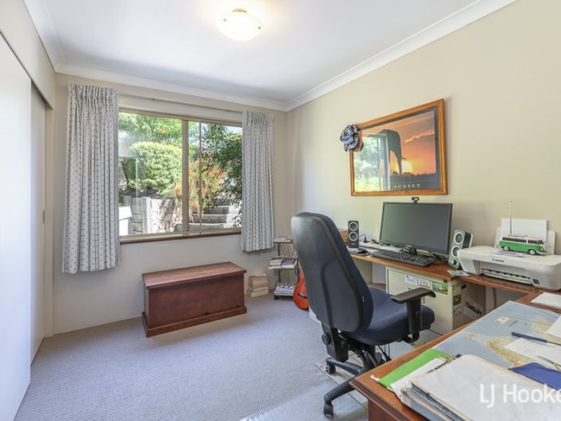 18 Honeysuckle Place, Thornlie WA 6108