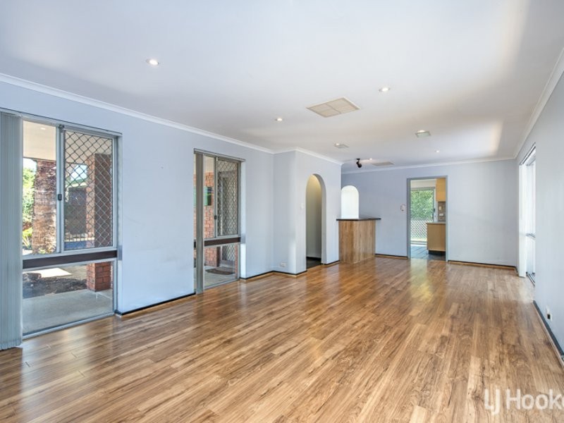 8 Tullamore Avenue, Thornlie WA 6108