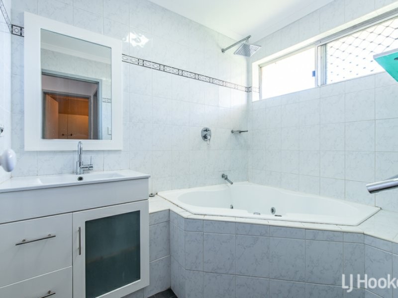 8 Tullamore Avenue, Thornlie WA 6108