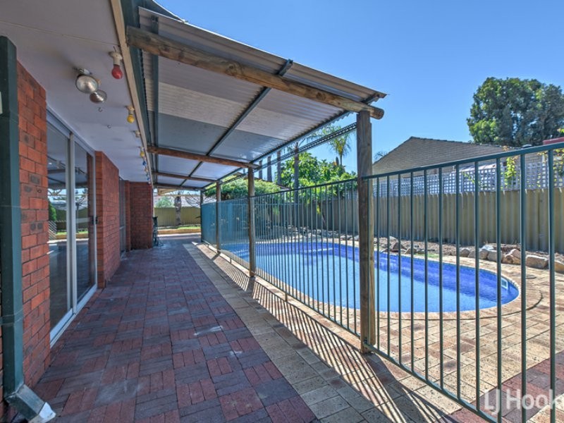 8 Tullamore Avenue, Thornlie WA 6108