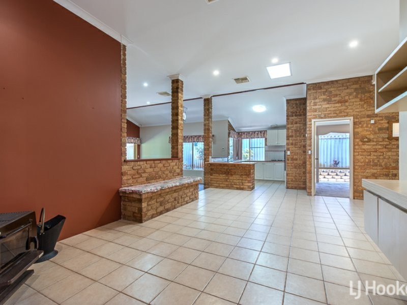 8 Cavalier Court, Thornlie WA 6108