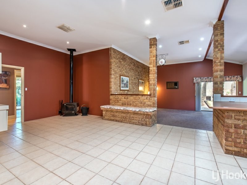 8 Cavalier Court, Thornlie WA 6108