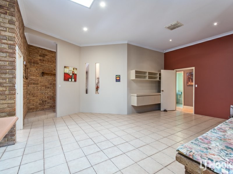 8 Cavalier Court, Thornlie WA 6108