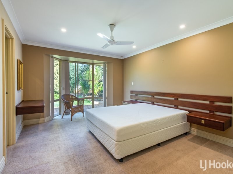 8 Cavalier Court, Thornlie WA 6108