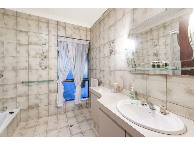 1 Howard Place, Kelmscott WA 6111