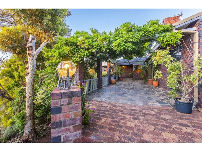 1 Howard Place, Kelmscott WA 6111