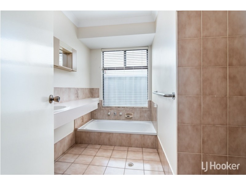 42 Sanderling Drive, Thornlie WA 6108