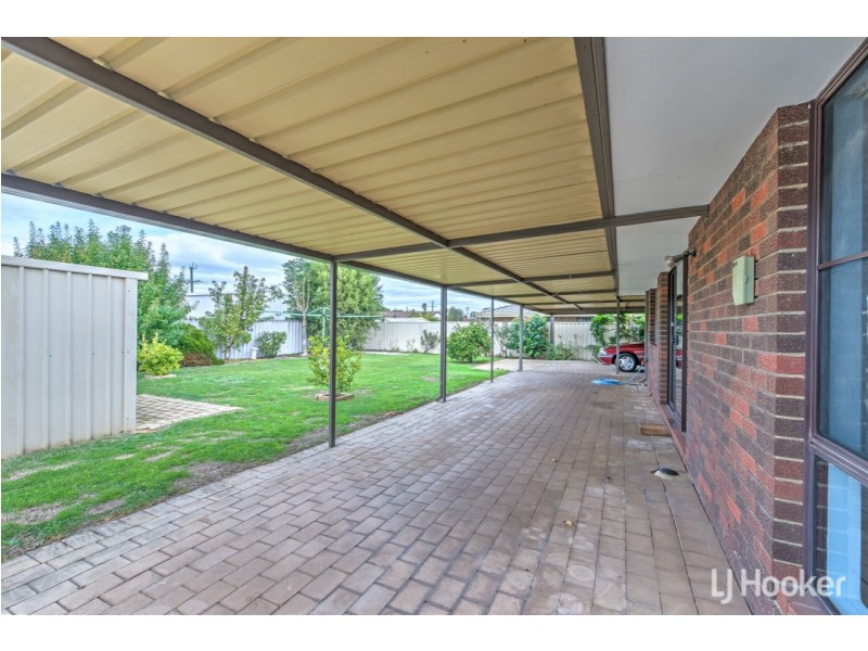 42 Sanderling Drive, Thornlie WA 6108