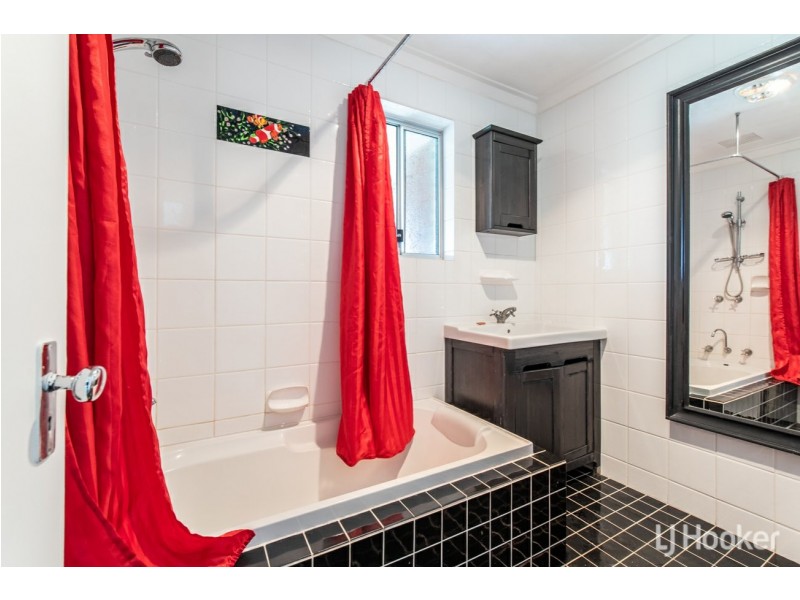 5 Jacaranda Place, Maddington WA 6109