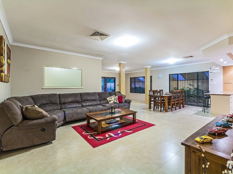 8 Philadelphia Parade, Canning Vale WA 6155