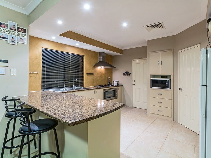 8 Philadelphia Parade, Canning Vale WA 6155