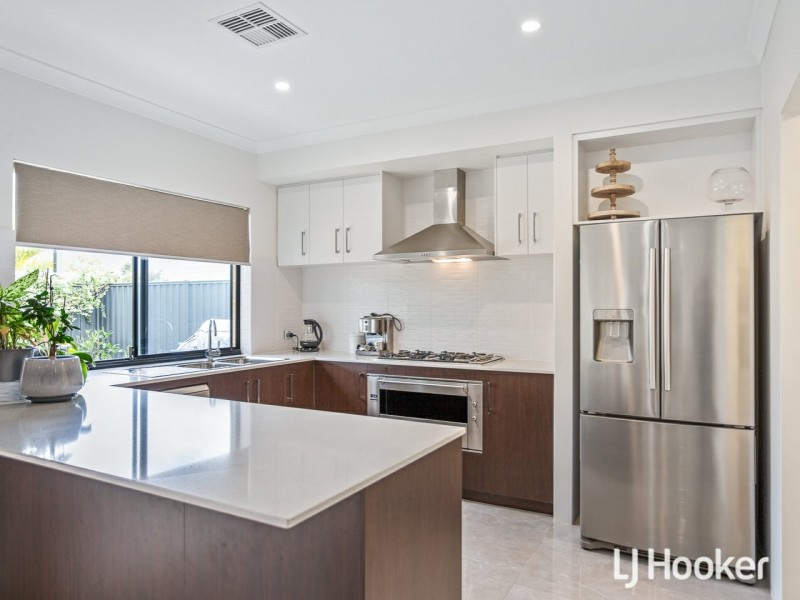 1 Topiary Avenue, Piara Waters WA 6112