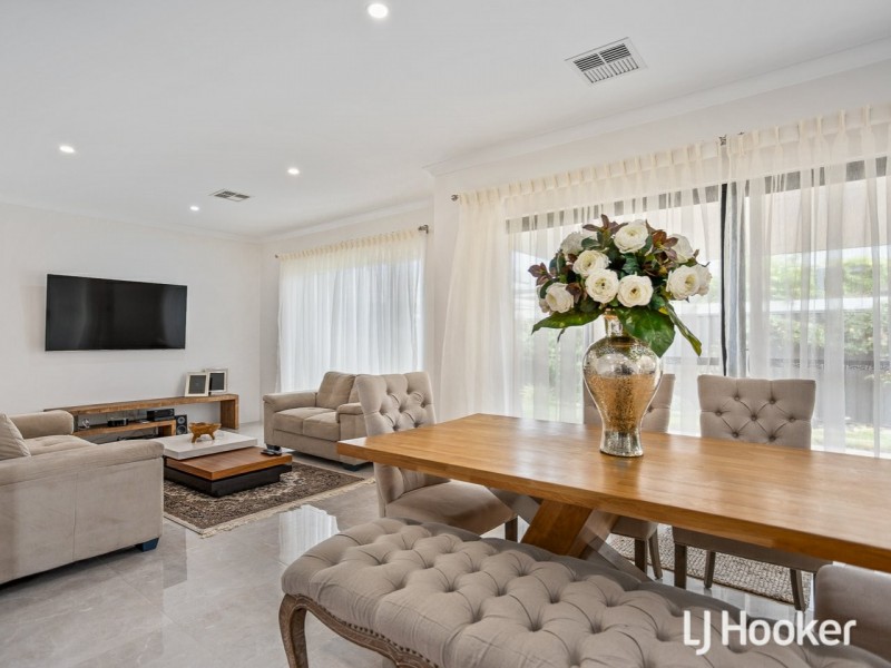 1 Topiary Avenue, Piara Waters WA 6112