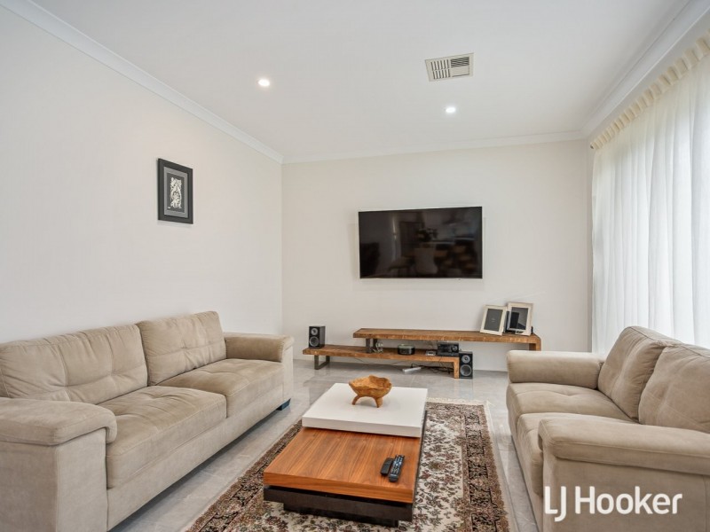 1 Topiary Avenue, Piara Waters WA 6112