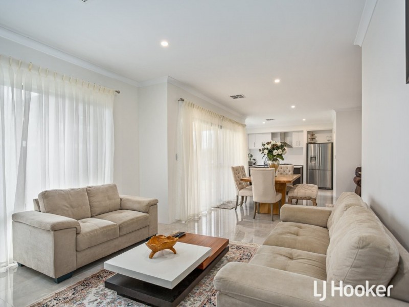 1 Topiary Avenue, Piara Waters WA 6112