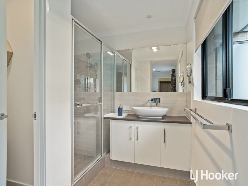 1 Topiary Avenue, Piara Waters WA 6112