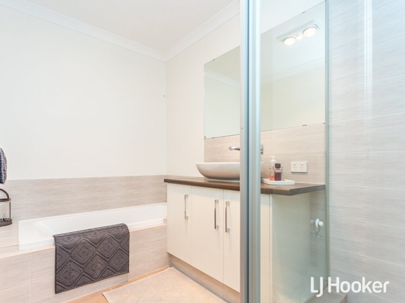 1 Topiary Avenue, Piara Waters WA 6112