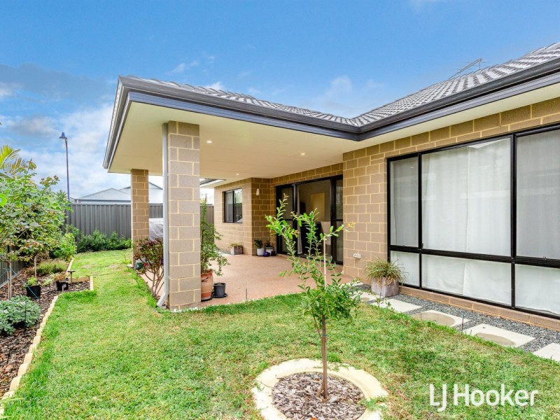 1 Topiary Avenue, Piara Waters WA 6112