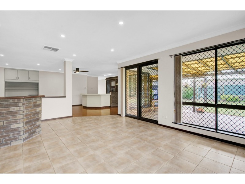 28 Wateredge Road, Thornlie WA 6108