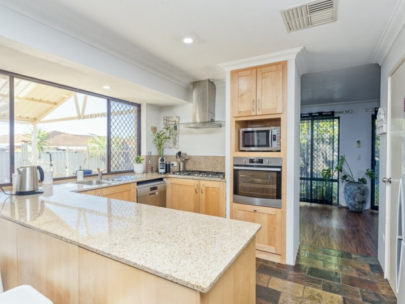 10 Bottlebrush Drive, Thornlie WA 6108