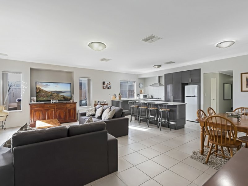 7 Savoy Place, Thornlie WA 6108