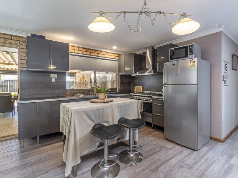 20 Honeysuckle Place, Thornlie WA 6108