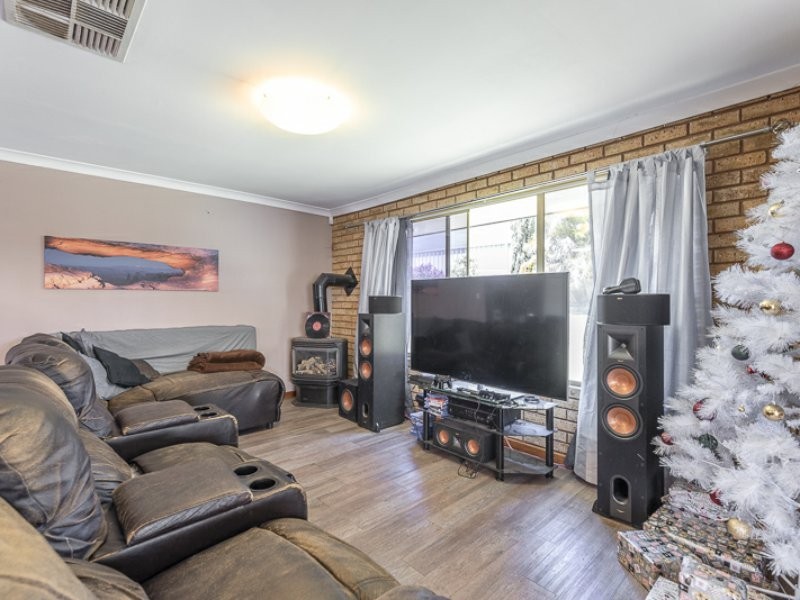 20 Honeysuckle Place, Thornlie WA 6108