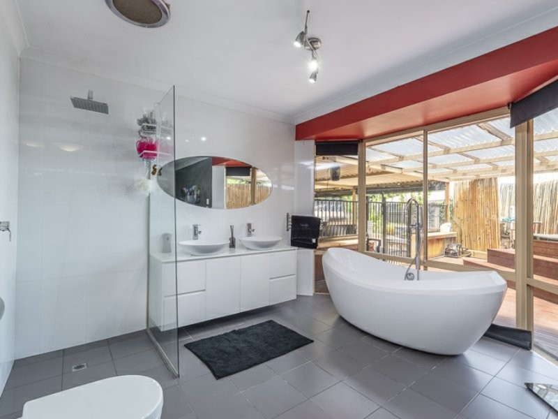 20 Honeysuckle Place, Thornlie WA 6108