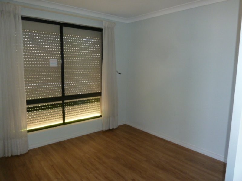 33 Ninth Road, Brookdale WA 6112