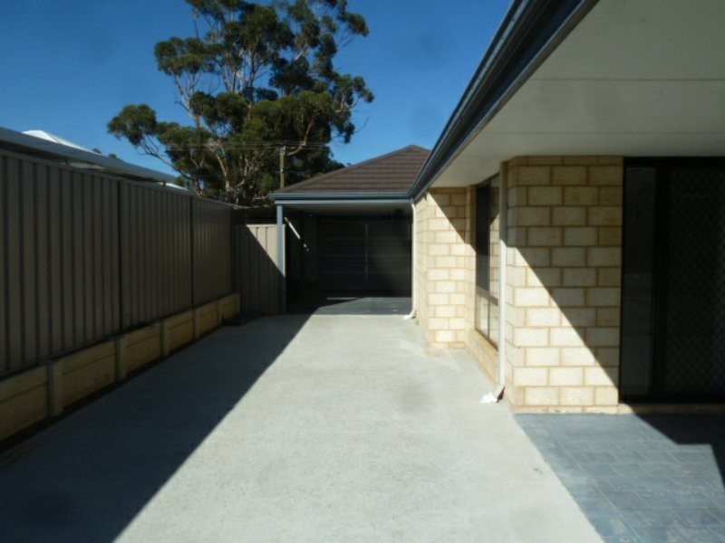 33 Ninth Road, Brookdale WA 6112